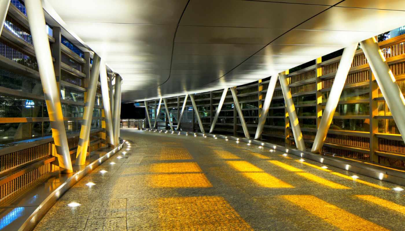 Avec les chemins lumineux, cette entreprise assure la sécurité des personnes âgées !